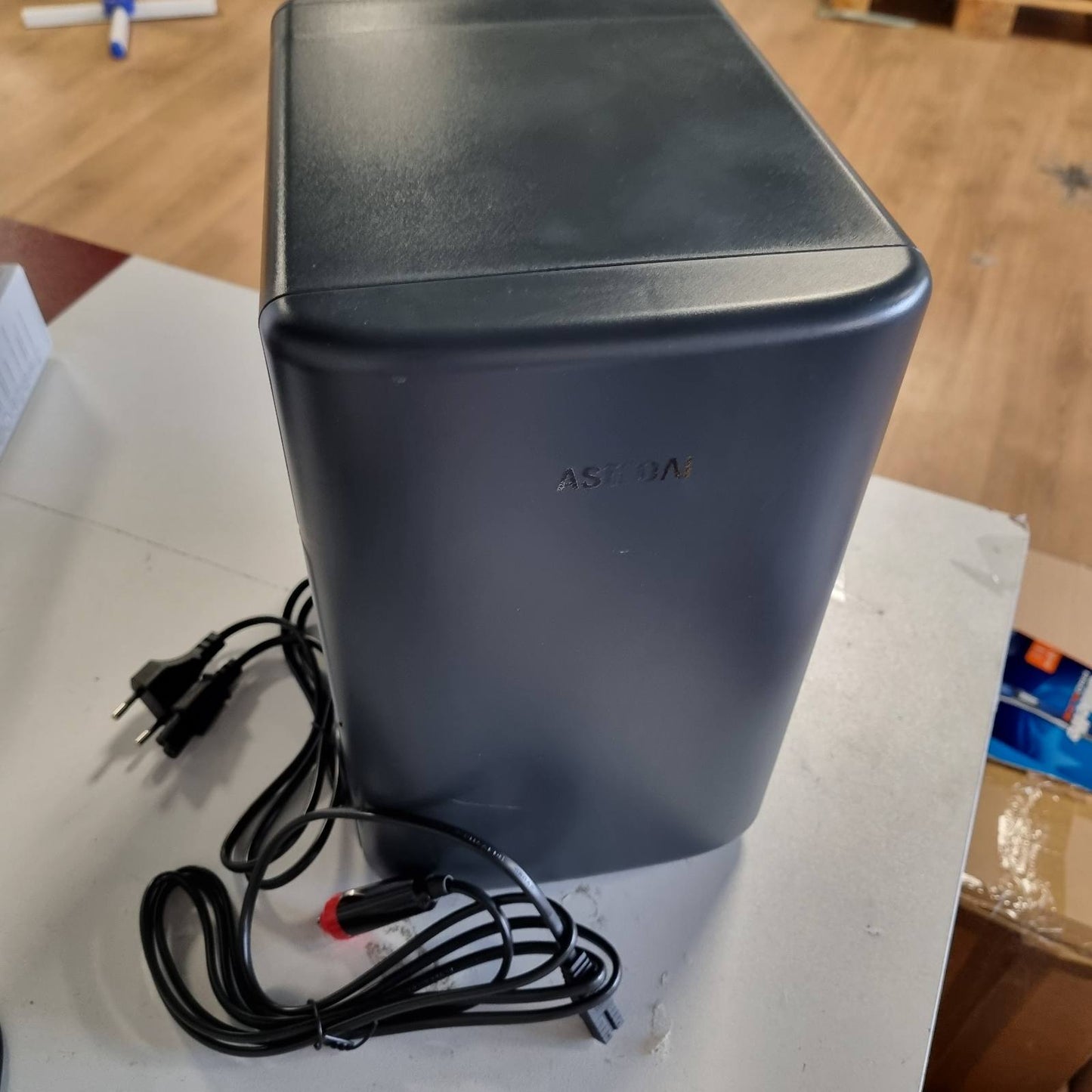 288323 - ASTROAI Mini Frigorifer 2 në 1, 6 litra / 8 kanaçe me funksion ftohjeje dhe ngrohjeje, Prizë 12V / 220V për makina, zyra dhe konvikte, e zezë