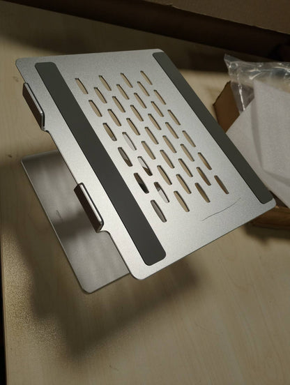 293388 - AMAZON BASICS Mbështetëse Laptopi Ergonomike e Rregullueshme, Rregullim i Lartësisë dhe Këndit, Ideale për Laptop deri në 43.9 cm (17.3 inç), 27.9 x 23 x 5.6 cm, Argjend