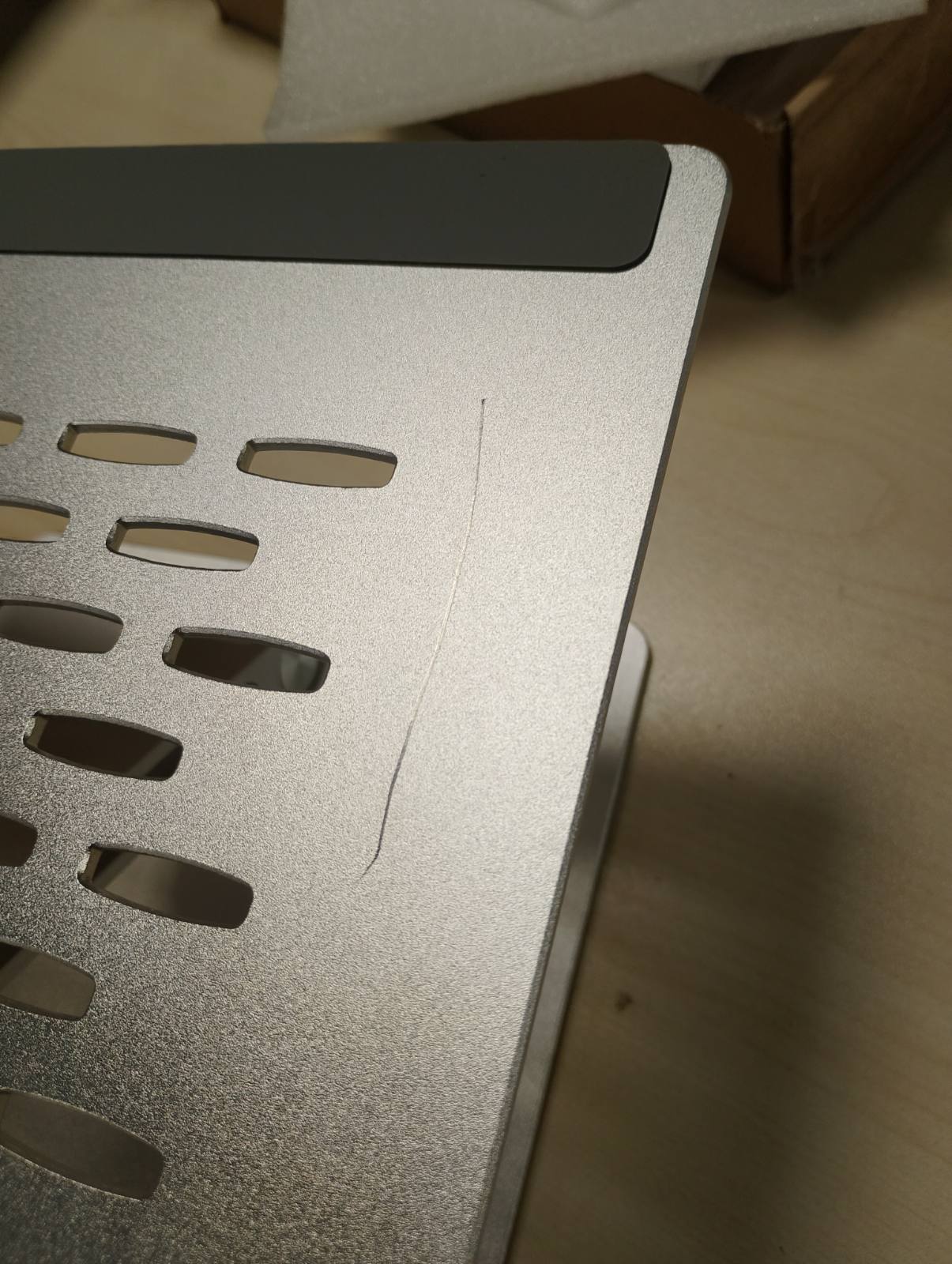 293388 - AMAZON BASICS Mbështetëse Laptopi Ergonomike e Rregullueshme, Rregullim i Lartësisë dhe Këndit, Ideale për Laptop deri në 43.9 cm (17.3 inç), 27.9 x 23 x 5.6 cm, Argjend