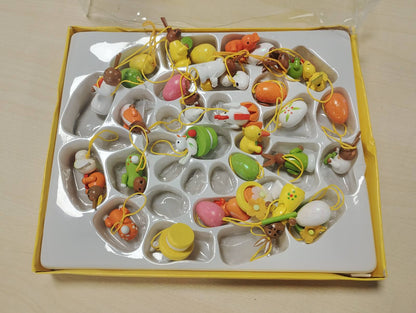 294455 - com-four® Set 34 copësh me zbukurime druri për Pashkë, 2-4 cm, figura druri të pikturuara për pemën e Pashkëve