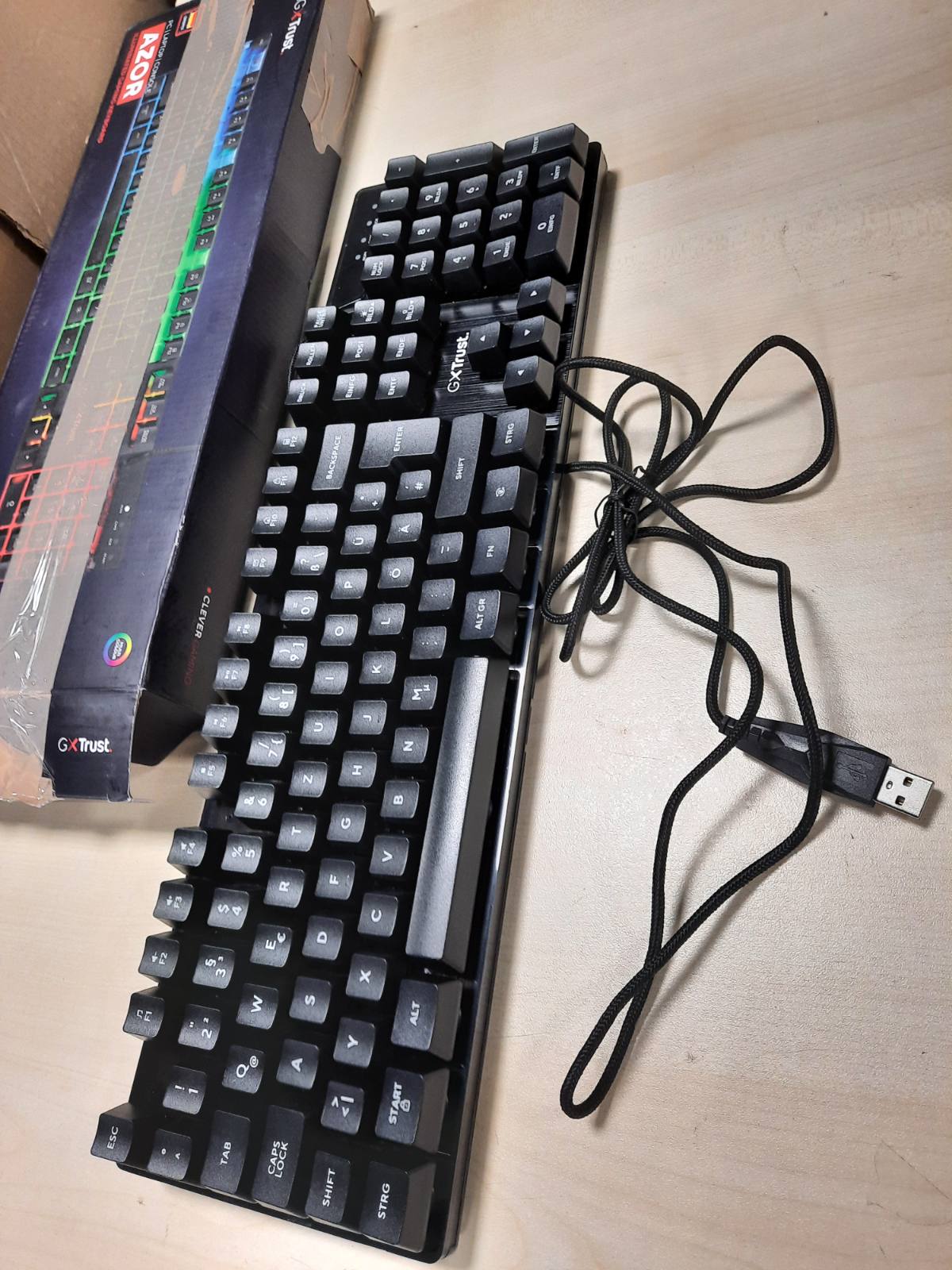 276786 - Trust Gaming GXT 835 Azor Tastiera për Lojëra me Ndriçim Prapa, QWERTZ, 3 Modalitete Ngjyrash LED, Anti-Ghosting, PC/Laptop