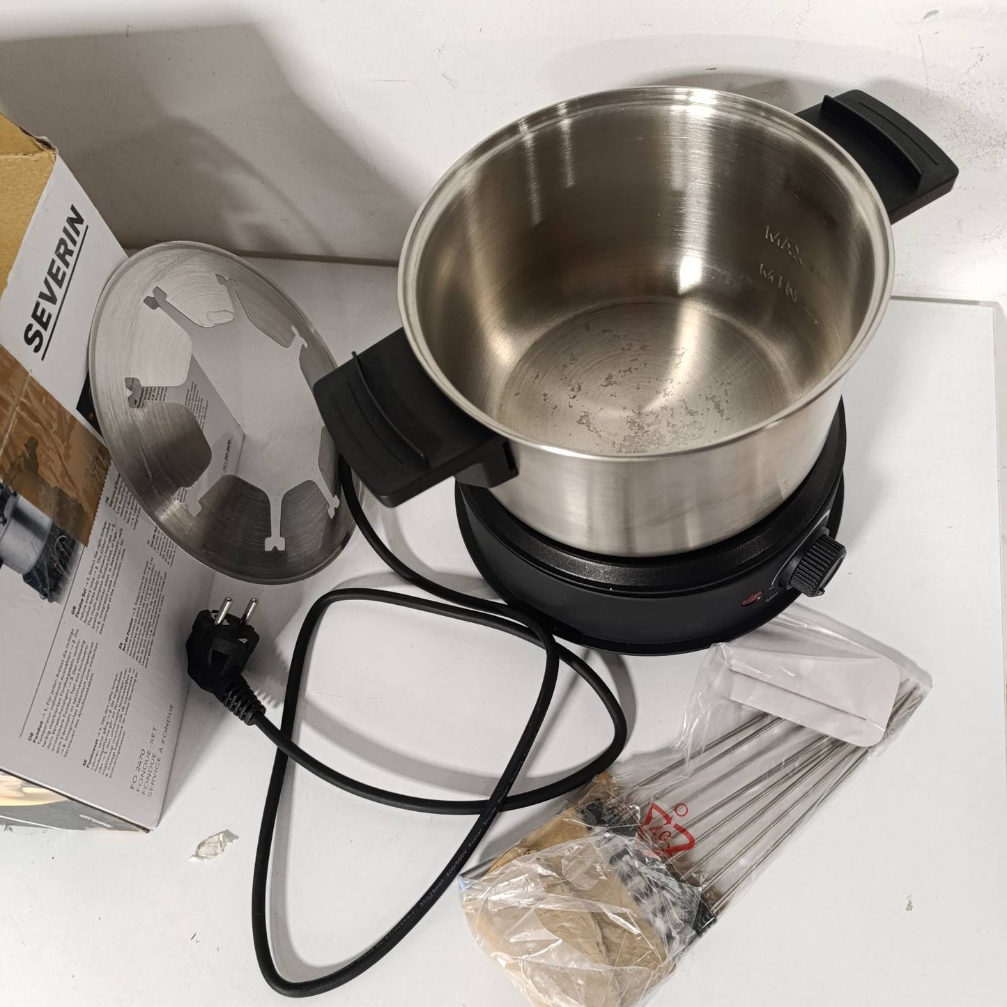 288341 - SEVERIN Set Fondue elektrik, çelik inox, me 8 pirunë të koduar me ngjyra, për fondue djathi, çokollate ose vaji, i zi, Model FO 2470