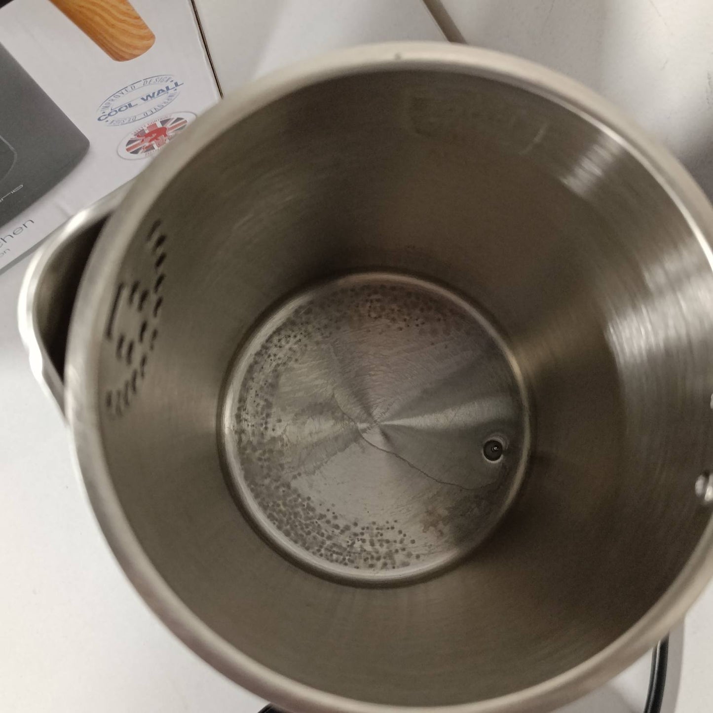 288373 - EMERIO Çajnik çeliku inox 1.7L, mur i dyfishtë të izoluar, Përzgjedhje temperature 40-100°C në rritje prej 5°C, Ekran me lloje çaji të programuara paraprakisht, Pa BPA, 2200 W, Fikje automatike, Funksioni i mbajtjes ngrohtë, WK-132230