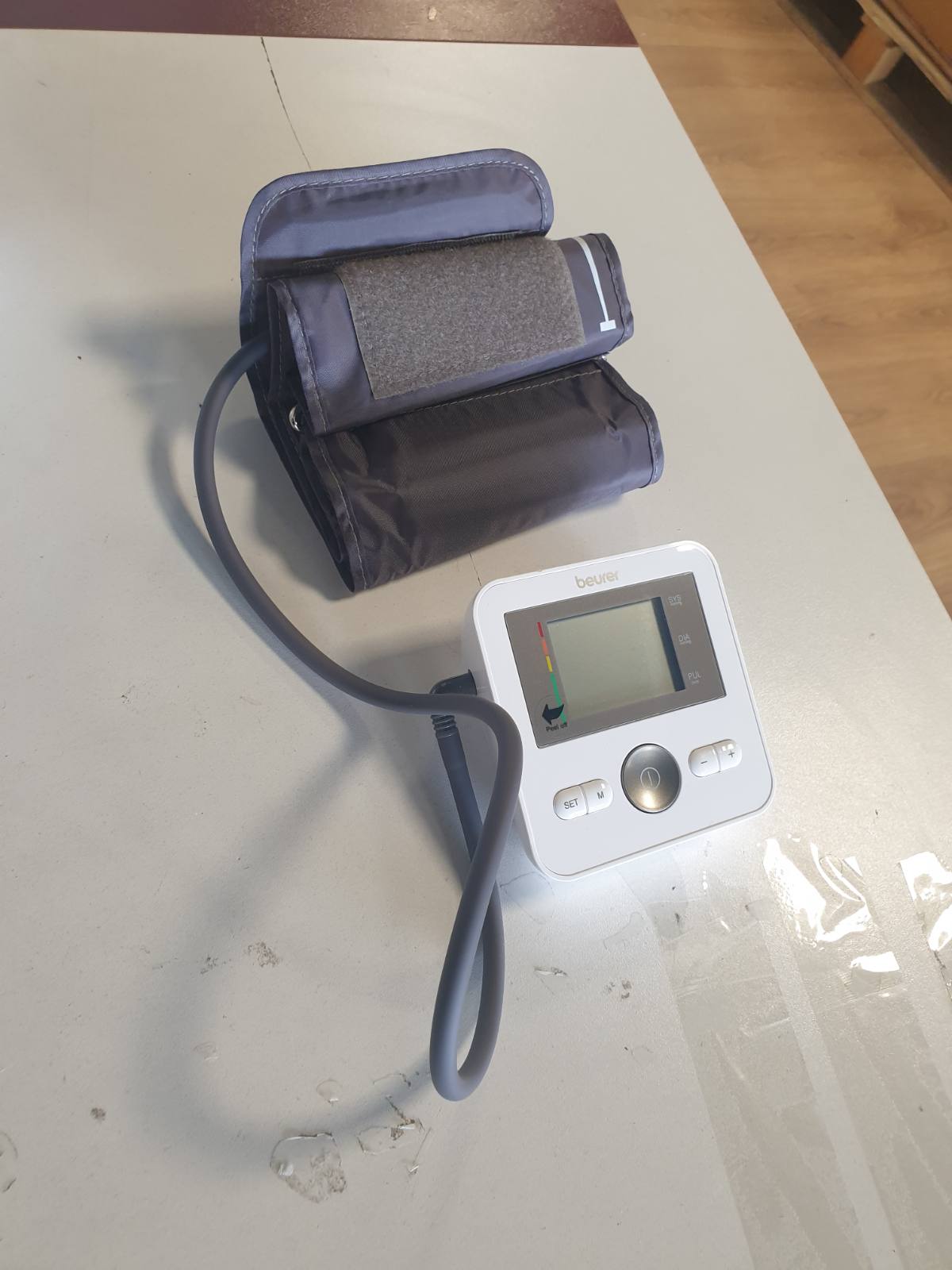 275303 - Monitor tensioni i gjakut Beurer BM27 për krahun e sipërm për përdorim në shtëpi me pranga të rregullueshme, 120 sete memorieje,