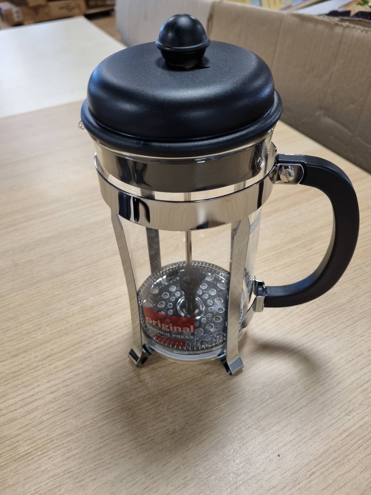 277536 - BODUM Makinë kafeje French Press e zezë, kapacitet: 1L / 8 Filxhanë, xham rezistent ndaj nxehtësisë, filtër çeliku inox, pa BPA, e sigurt për lavastovilje, prodhuar në Portugali