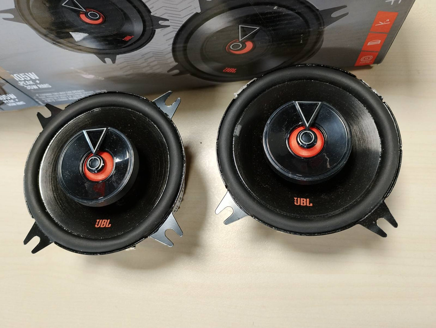 276348 - JBL CLUB 422F Set altoparlantësh 2-kahësh për makinë - 105 vat, 10 cm (100 mm), i zi