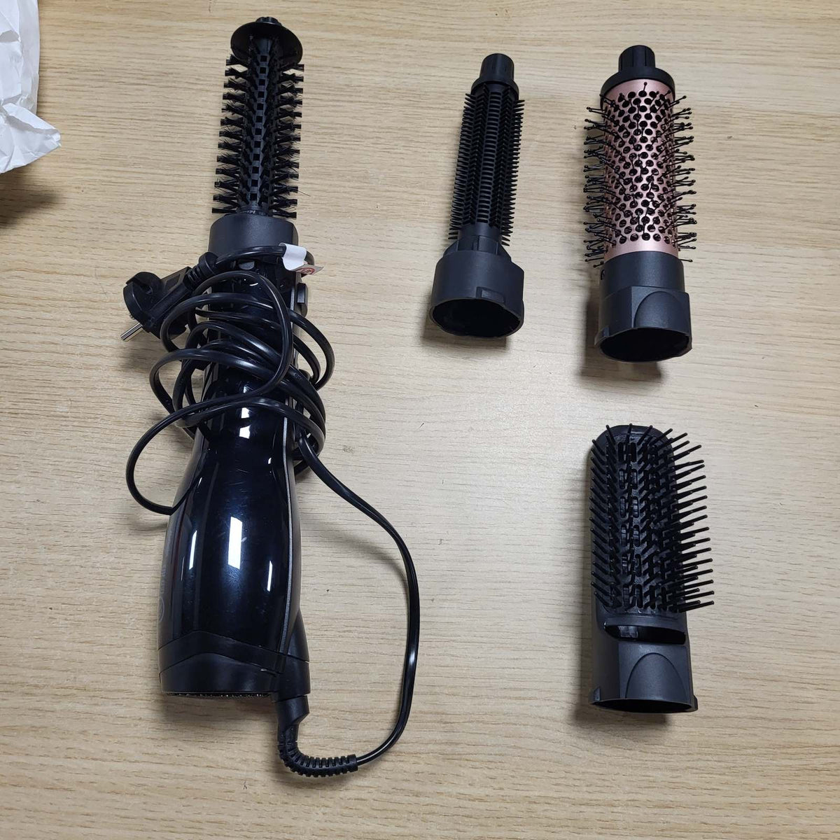 307195 - BABYLISS Smooth Finish 1200 – Furçë me ajër të nxehtë 4-në-1, Teknologji Jonike dhe Qeramike, 4 aksesorë, 1200W, E zezë/Rozë, AS122E