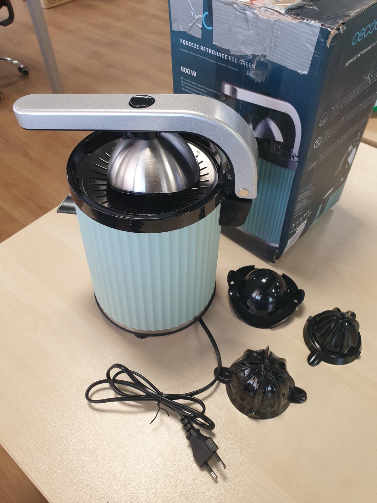 288342 - CECOTEC Shtrydhëse Elektrike Agrumesh Xqueeze RetroJuice 600 Green, 600W, me Krah për Portokaj dhe Fruta Agrume, Filtër Çelik Inoks, Kon Plastik, Levë Nxjerrjeje Tuli, Kundër Pikimit