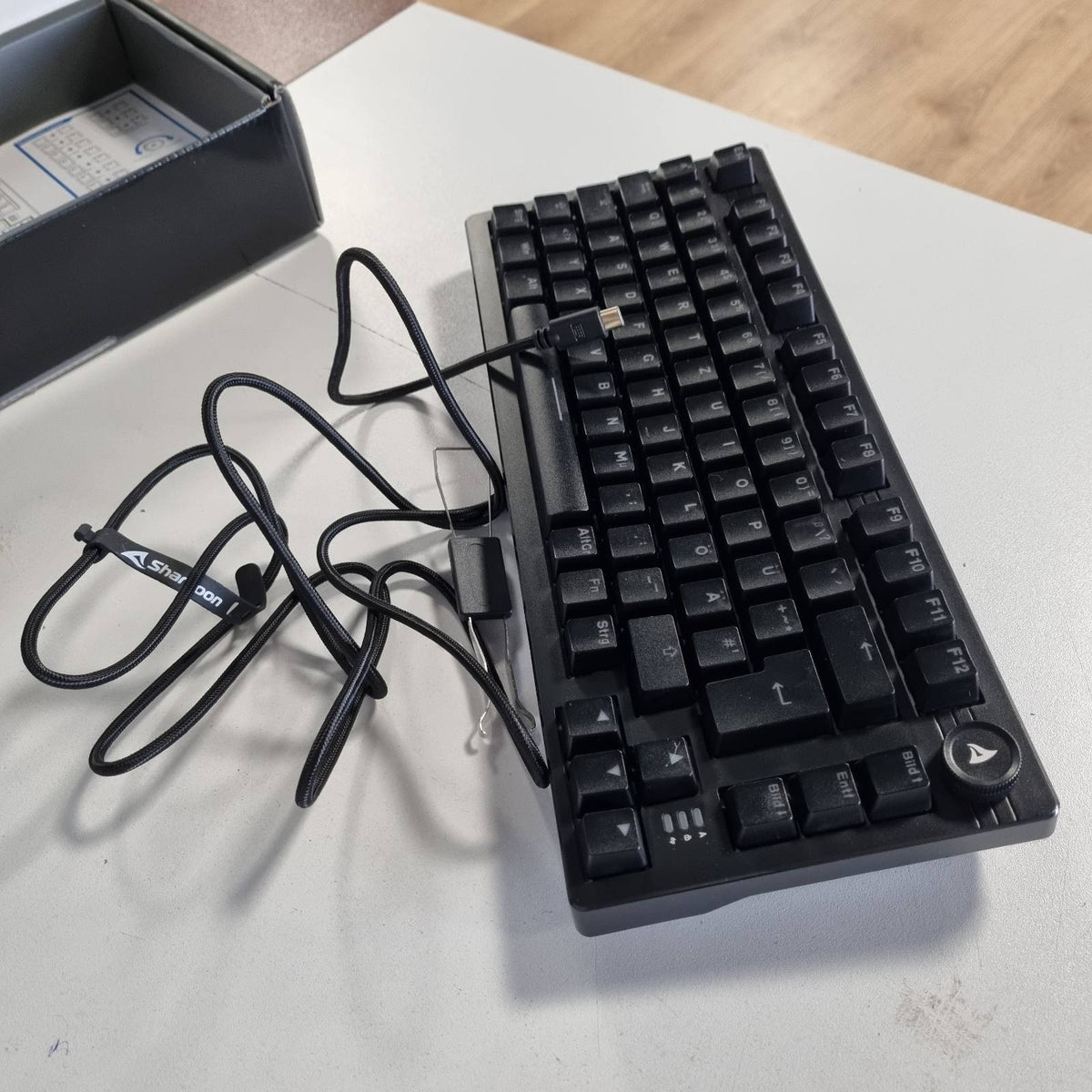 309730 - SHARKOON SKILLER SGK25 RGB - Tastierë lojërash, paraqitje 75%, ndërrim Hot Swap, çelësa të lubrifikuar Huano RED, ngjyra e zezë