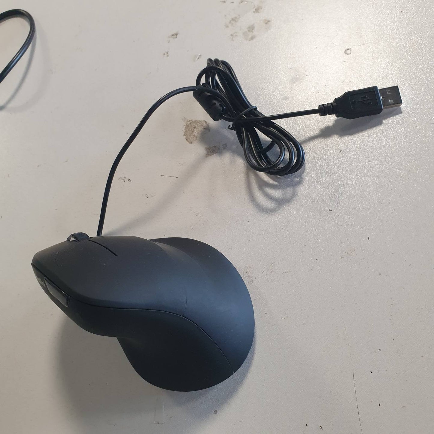 273900 - SPEEDLINK Maus Vertikal Ergonomik PIAVO, vertikal me tela, rregullueshëm deri në 2400 DPI, sipërfaqe e gomuar, USB-A, 5 butona, ngjyra e zezë