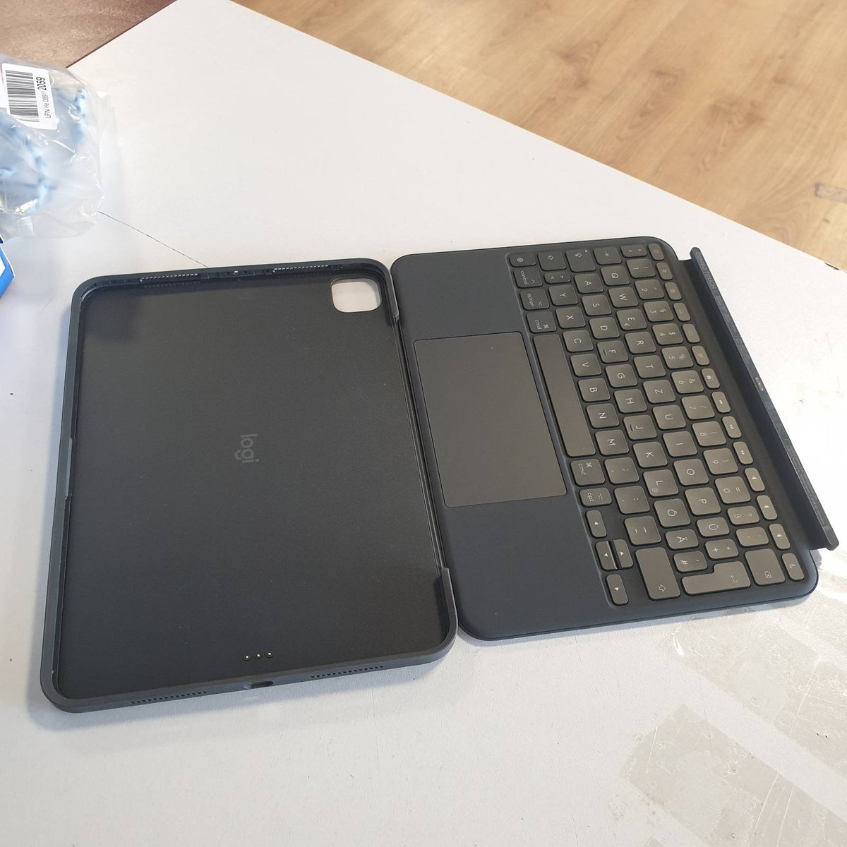 309434 - LOGITECH Kutia e tastierës Combo Touch për iPad Pro 11 inç (M4 dhe M5) (2024 dhe 2025) – Tastierë e shkëputshme me ndriçim prapa, QWERTZ gjerman - grafit