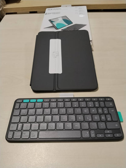 309486 - LOGITECH Flip Folio, Kuti me Tastierë për iPad Pro 11 inç (M4 dhe M5) dhe iPad Air 11 inç (M2 dhe M3) (Gjenerata e 5-të - 2024), Kuti Mbrojtëse me Tastierë Bluetooth të Ruajtshme, QWERTZ Gjerman – Grafit