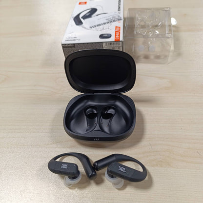 272857 - JBL Endurance Peak 4 Kufje Sportive pa tel në vesh Bluetooth, jetëgjatësi baterie 48 orë, vendosje e sigurt me TwistLock, mbrojtje IP68, tingull i pastër bas JBL, e zezë/gri