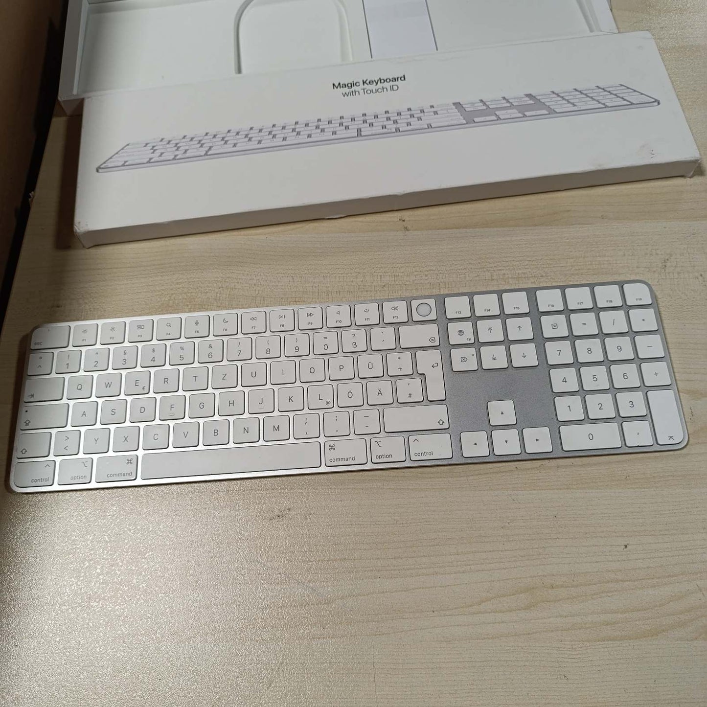 276056 - APPLE Tastiera Magjike me Touch ID dhe Tastierë Numerike për modelet Mac me çip Apple – Gjermane – Taste të Bardha