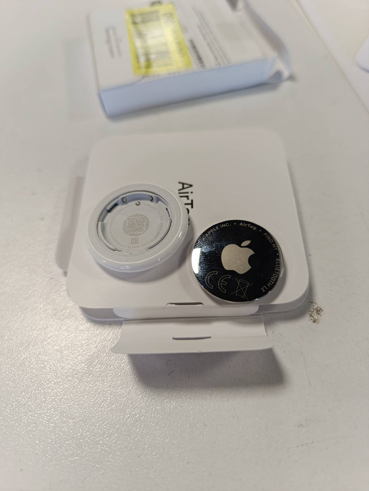 309978 - APPLE AirTag (gjenerata e 2-të): Gjurmues për varëse çelësash, portofolë; Vendndodhja me sinjal të dëgjueshëm; Konfigurim me një prekje me iPhone ose iPad