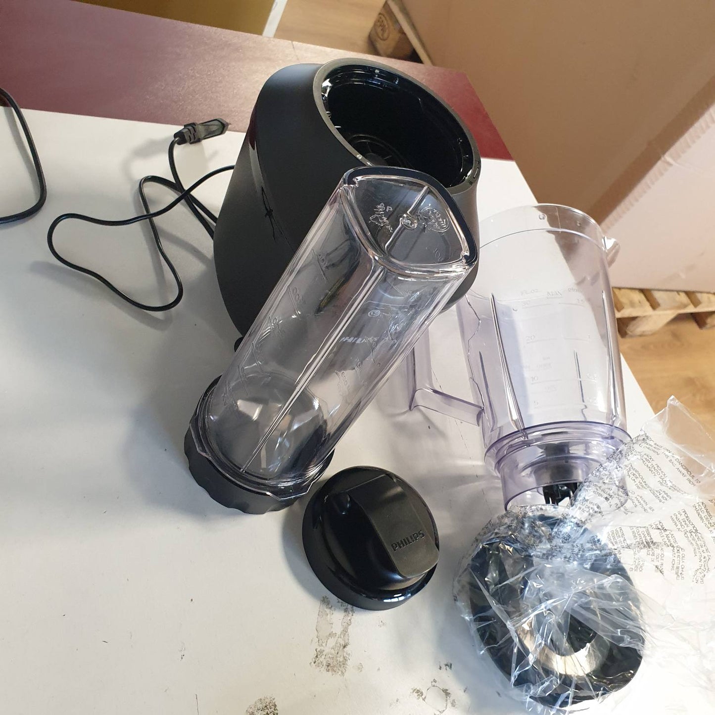 288349 - PHILIPS Mikser me Stacion HR2041/41, 450 Vat, Teknologji ProBlend, Enë Plastike 1.9 Litra, përfshirë Shishe për Pije, e Zezë