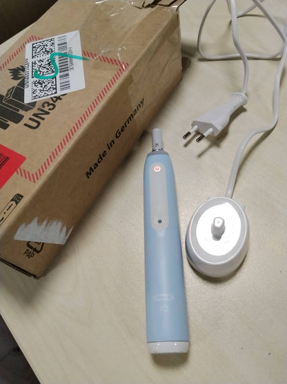 315225 - Furçë dhëmbësh elektrike iO Seria 3 Plus Edition — Furçë dhëmbësh elektrike, përfshirë 3 koka furçe, 3 mënyra pastrimi për kujdesin dentar — Dizajnuar nga Braun, TESTUAR MIRË nga STIFTUNG WARENTEST, Blu e çelët