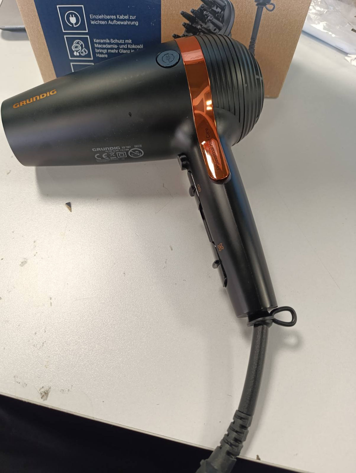 296945 - GRUNDIG Tharëse flokësh Naturashine HD 7081 - 2100W, funksion joni, tërheqje kordoni, material qeramike me vaj makadamia dhe kokosi, Grykë Cool Touch, ngjyrë e zezë/Ar rozë
