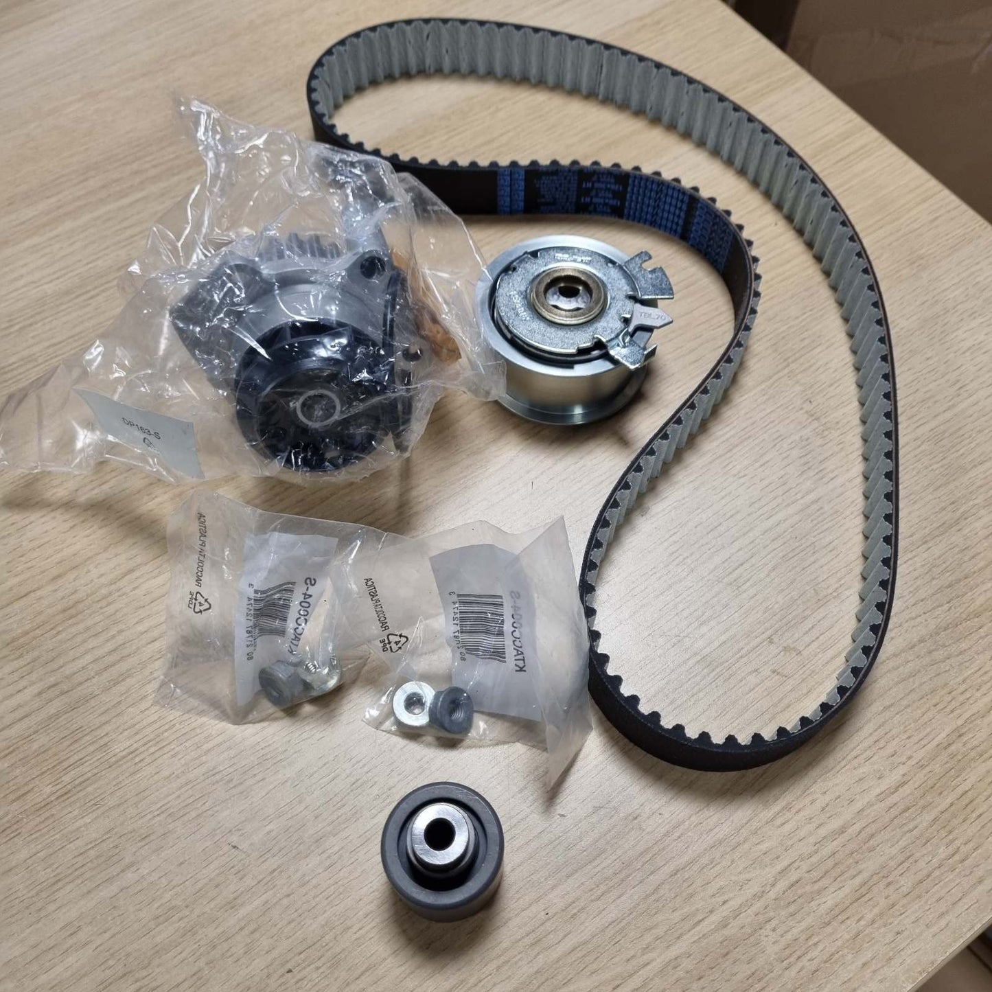 322219 - DAYCO Pompë uji KTBWP2964 + Kit rripi kohor