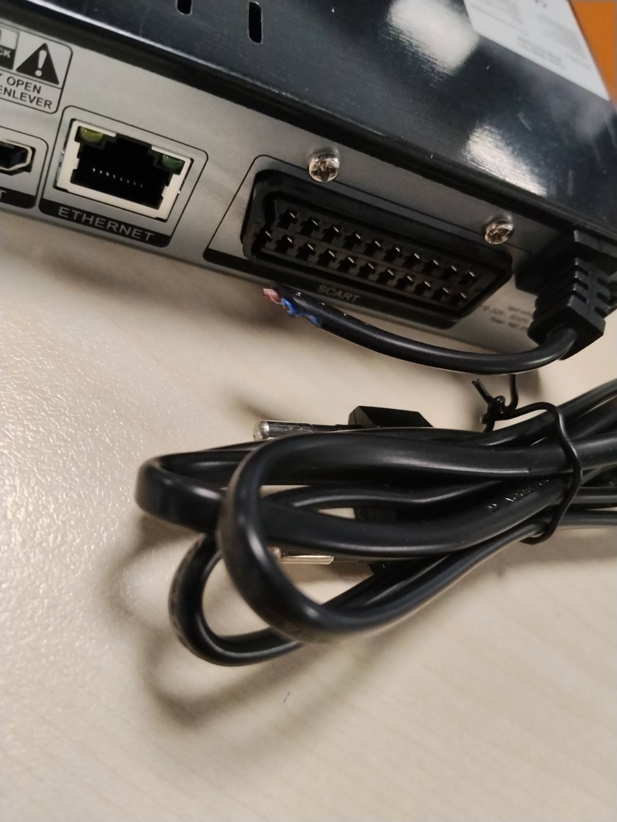 310235 - RET00 Marrës DVB-T2 Full HD TV Tuner me Telekomandë, Media Player HDTV, Funksion Regjistrimi PVR, Timeshift, H.265 HEVC, USB, i Zi