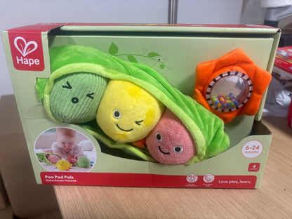 290193 - Hape Little Pea Friends, lodër shqisore për fëmijë, për t’u varur në karrocë fëmijësh