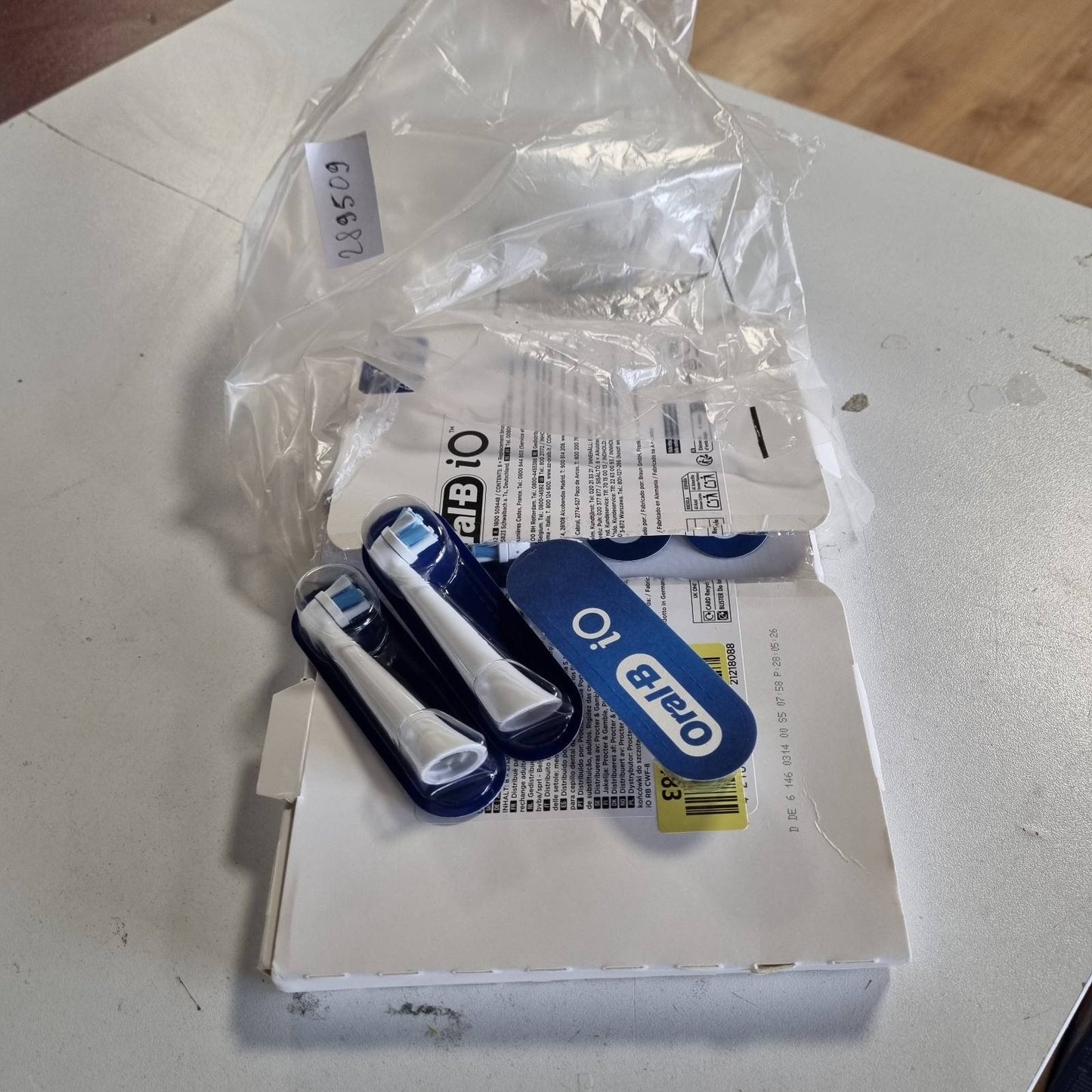 289509 - ORAL-B Koka Furçash Zëvendësuese iO Ultimate Clean, të Bardha, Pako me 8 Furça