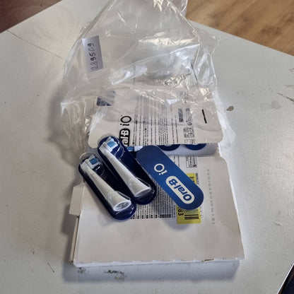 289509 - ORAL-B Koka Furçash Zëvendësuese iO Ultimate Clean, të Bardha, Pako me 8 Furça