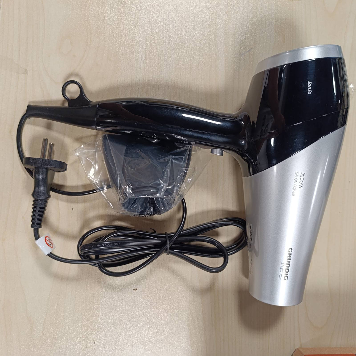 302234 - GRUNDIG HD 6080 B Tharëse flokësh, 2200 W, me difuzor, 3 cilësime temperature, 2 cilësime rrjedhjeje ajri, ngjyrë e zezë/argjendtë
