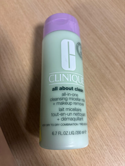 289760 - CLINIQUE All About Clean™ Qumësht Micelar Pastrues Gjithëpërfshirës + Heqës Grimi | Qumësht Micelar | Heq Grimi për Fytyrën, Sytë dhe Buzët | 200 ml