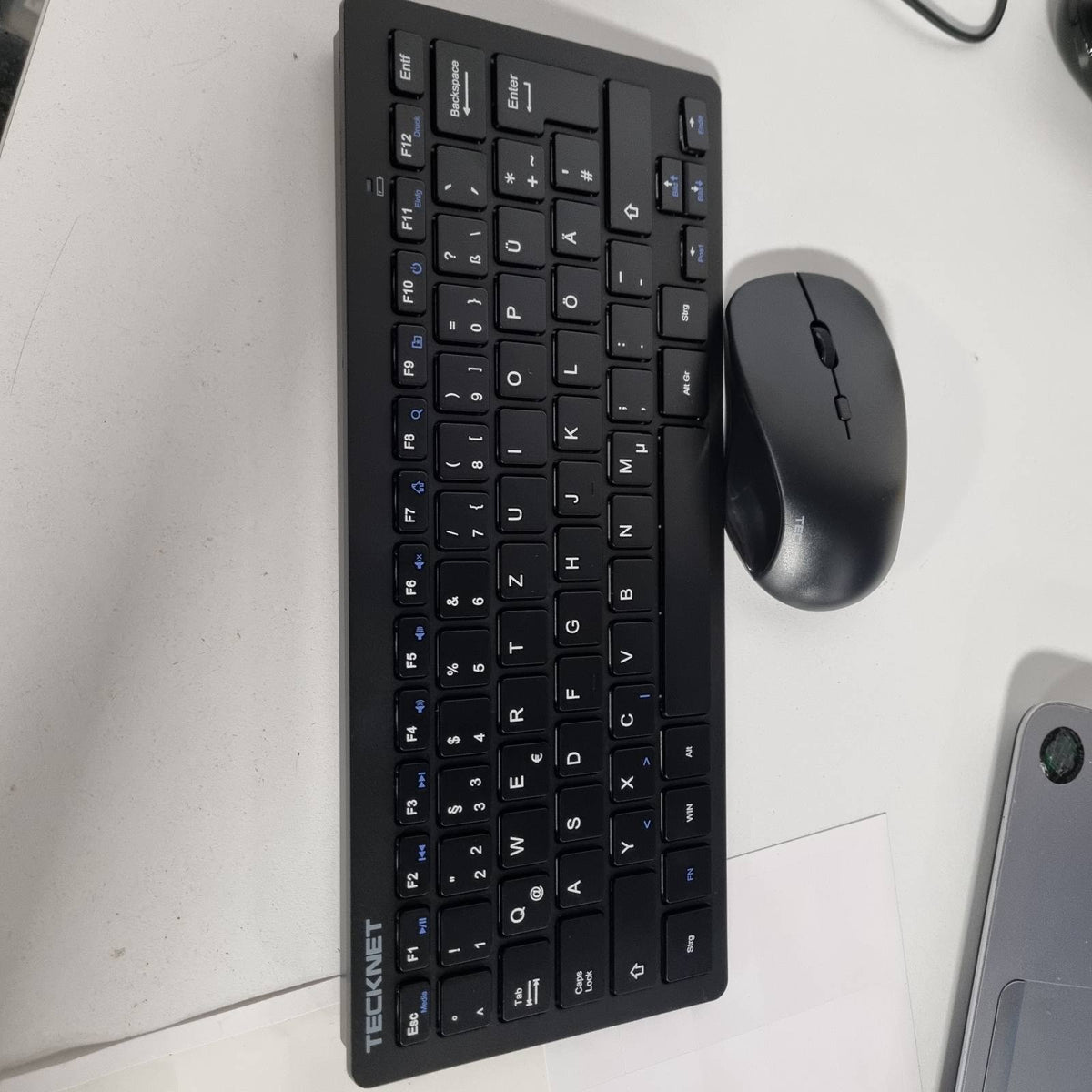 310126 - TECKNET Set tastiere dhe mausi pa tel, Paraqitje gjermane QWERTZ, Mini tastierë dhe maus pa tel 2.4 GHz, Rreze veprimi 15 m, I heshtur për PC, Laptop, Smart TV, i zi