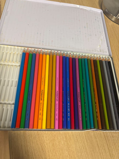 310335 - Lapsa me ngjyra STAEDTLER Noris Club, rezistencë e shtuar ndaj thyerjes, gjashtëkëndor, set me 36 ngjyra të shkëlqyera, sistem ABS, miqësor ndaj fëmijëve sipas DIN EN71, dru PEFC miqësor ndaj mjedisit, Prodhuar në Gjermani, 145 SPM36