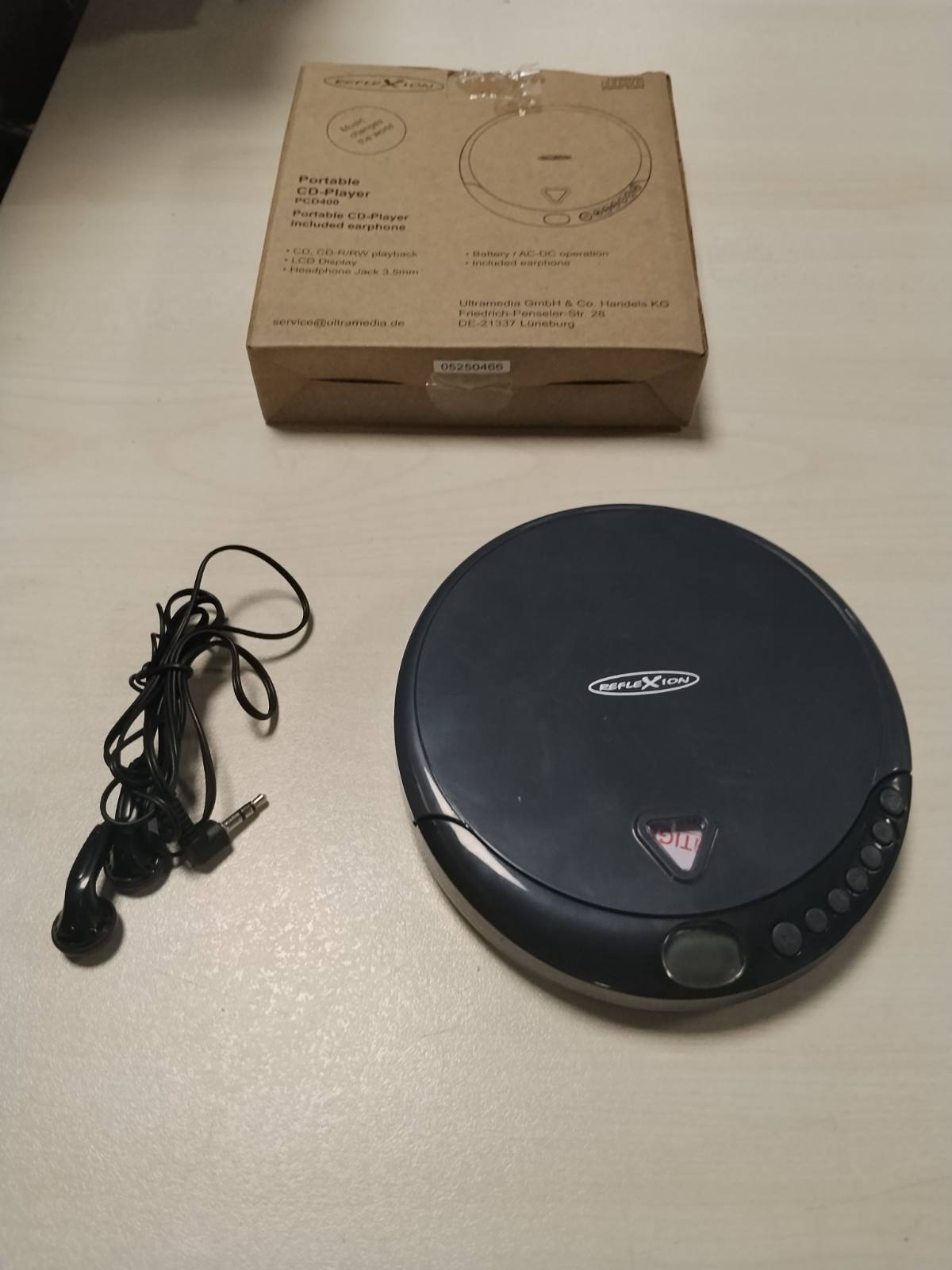 295972 - PCD400 CD player portativ, luan CD, CD-R dhe CD-RW, përfshin kufje, mund të furnizohet me energji elektrike