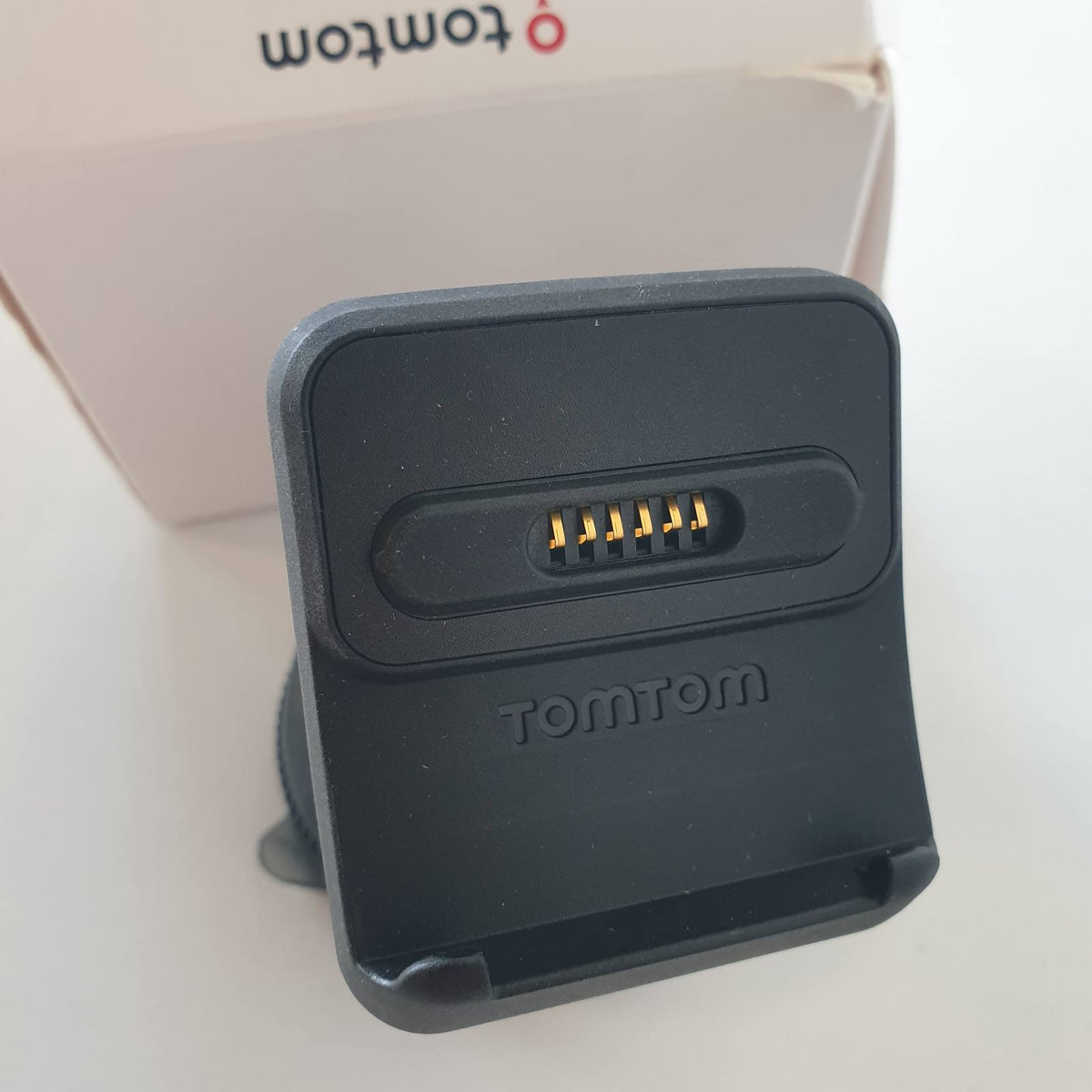309823 - TomTom - Montim aktiv për xham të përparmë, montim magnetik premium, i pajtueshëm me modele të zgjedhura TomTom me ekran 7 inç dhe portë USB-C