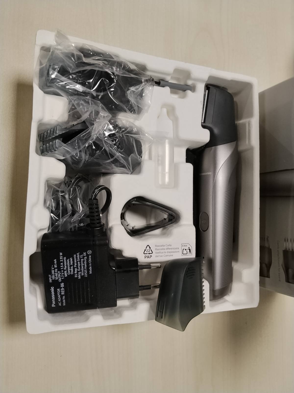 305724 - PANASONIC ER-GY60-H503, Makinë prerëse 2-në-1 për mjekër dhe trup, 20 gjatësi prerjeje, 4 aksesorë, jetëgjatësi baterie 50 minuta, karikim 1 orë, i lagësht dhe i thatë, Argjend.