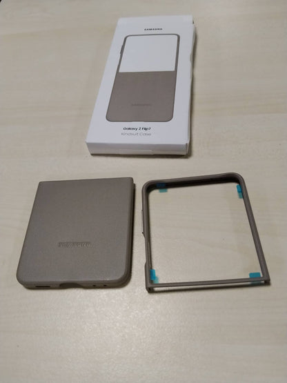 305195 - SAMSUNG Mbrojtëse Kindsuit EF-VF766 për Galaxy Z Flip 7, Mbulesë për Telefonin, Pamje Lëkure, Rezistente ndaj Gërvishtjeve - Ngjyrë e Gërvishtur