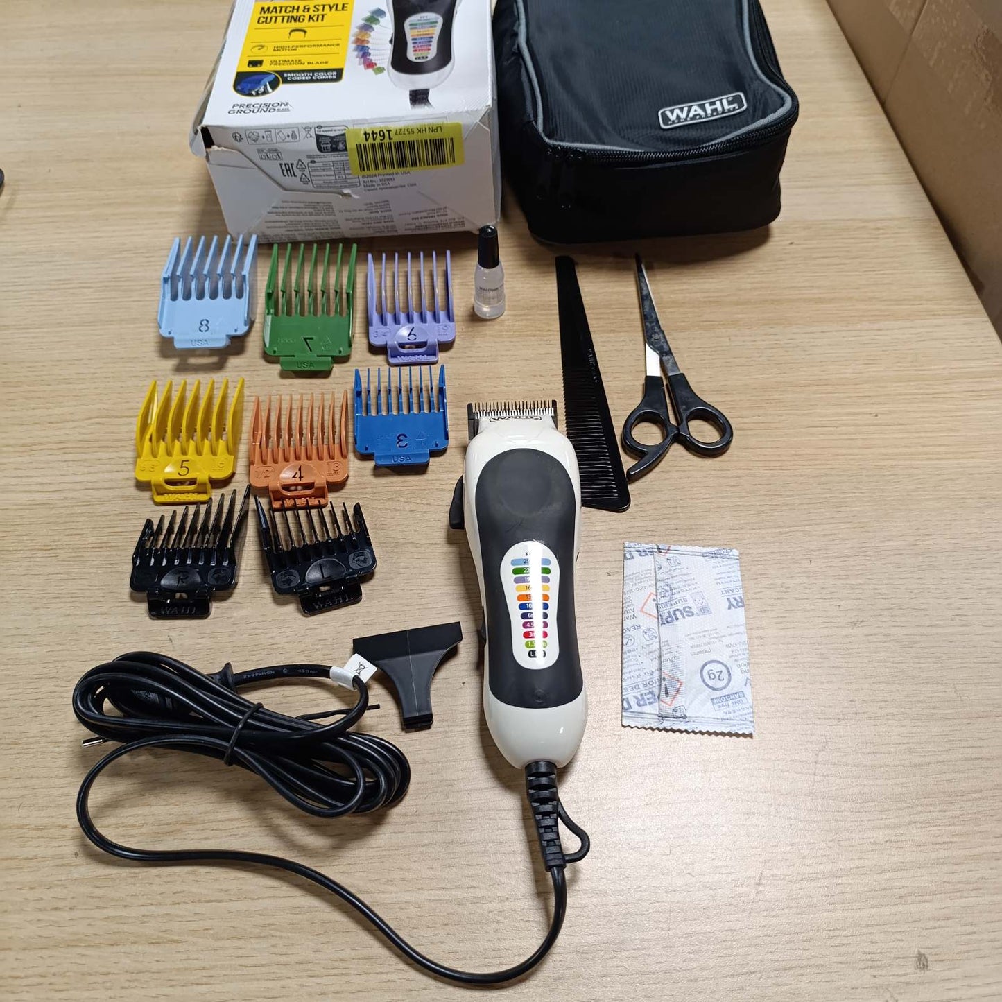 289569 - WAHL Makinë prerëse flokësh Color Pro me kabllo për burra, me aksesorë në çantë dore, 10 krehëra udhëzues shumëngjyrësh
