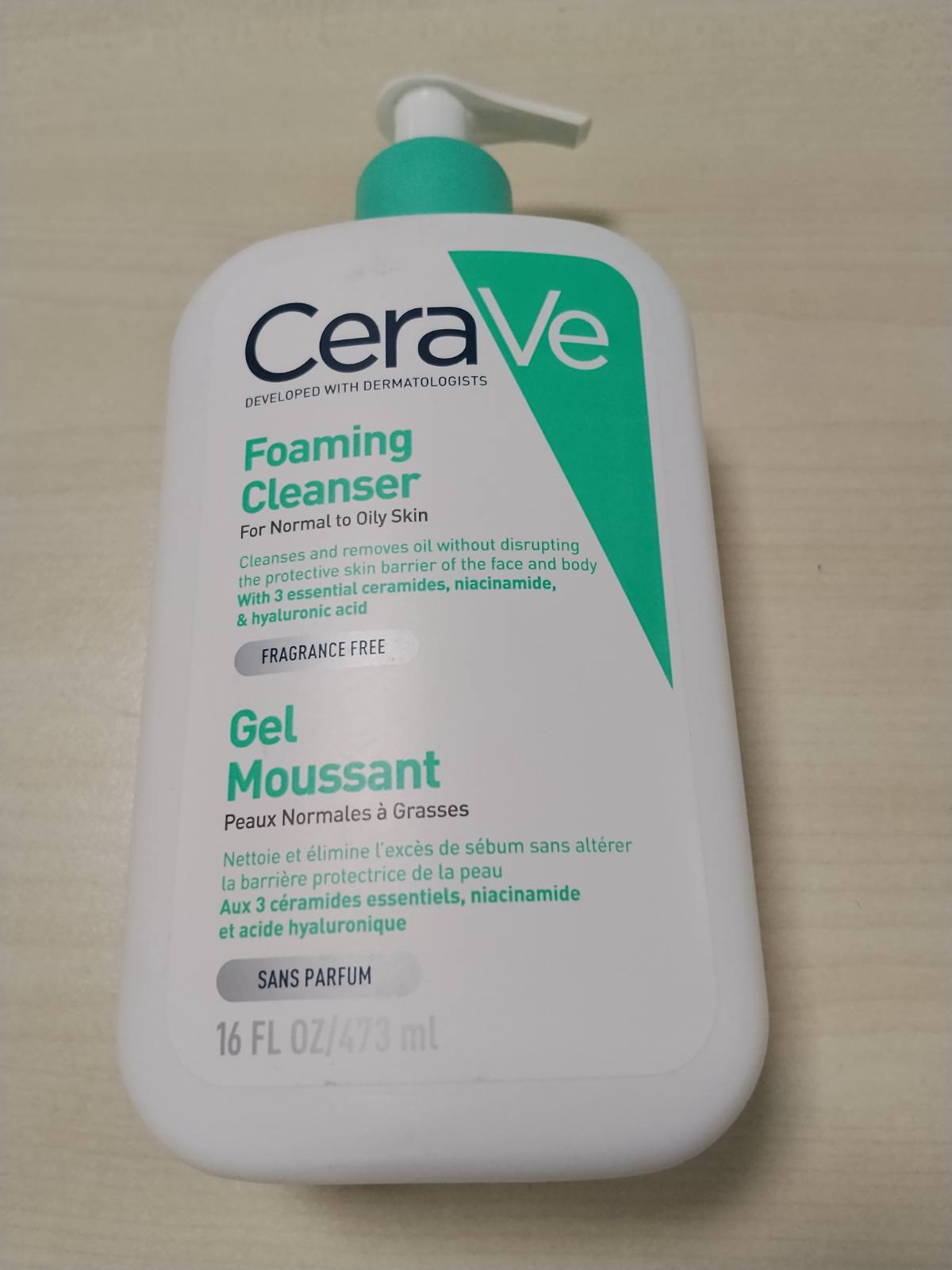 306655 - CERAVE Pastrues me xhel shkumë, Pastrues i butë për fytyrën, Teksturë xheli shkumë, Hidraton dhe largon yndyrën e tepërt, Ceramide dhe acid hialuronik, Lëkurë normale deri e kombinuar, Pa aromë