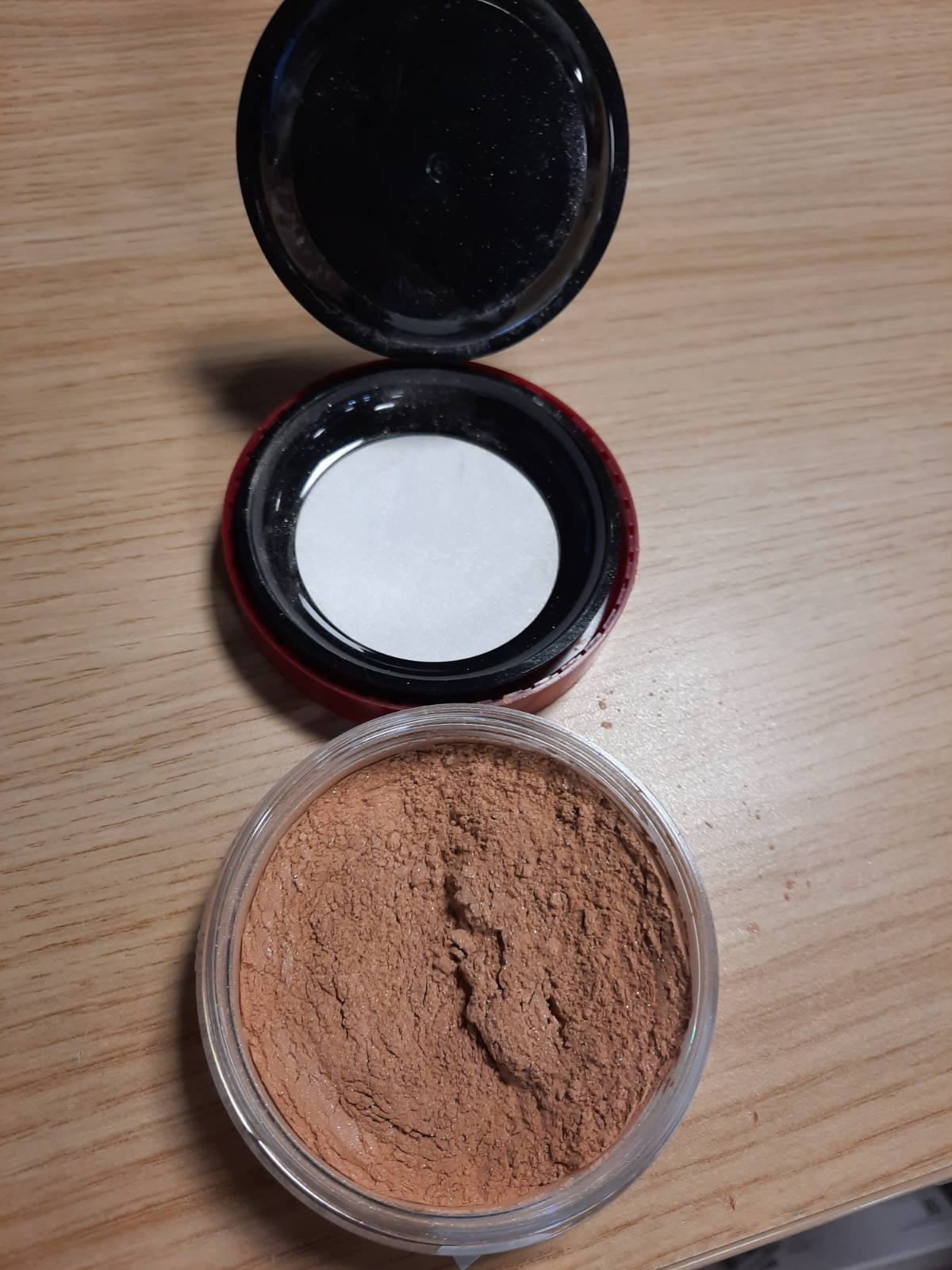 290219 - L'ORÉAL PARIS Pudër e lirshme Infallible 24H Power Glow, Universal, formulë hidratuese me perla të sheshta, përfundim të ndritshëm deri në 24 orë