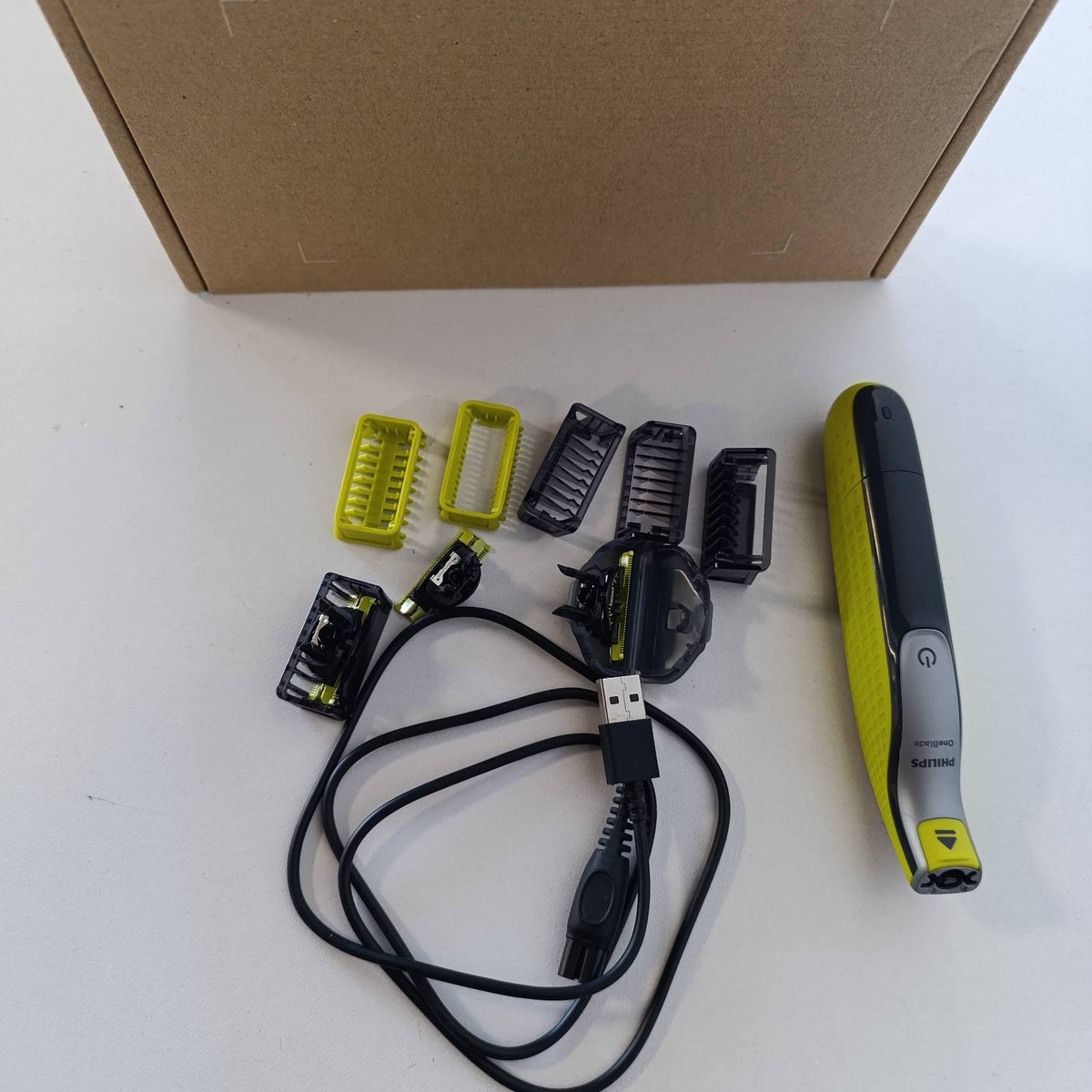 307232 - PHILIPS OneBlade 360 Face & Body, makinë rroje elektrike, 3 tehe 360, 4 aksesorë prerëse (1/2/3/5 mm), 2 aksesorë trupi, rroje e lagësht dhe e thatë (QP2834/31)