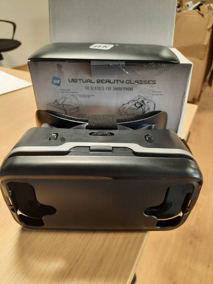 296087 - SYZE NK 3D VR PËR TELEFONA SMARTPHONE - SYZE INTELIGJENTE TË REALITETIT VIRTUAL PËR TELEFONA SMARTPHONE MIDIS 4.7" - 6.53", KËND SHIKIMI 90-100 GRADË, RROTULLIM 360°, LENTE DHE BEBËZA TË RREGULLUESHME - TË ZEZA