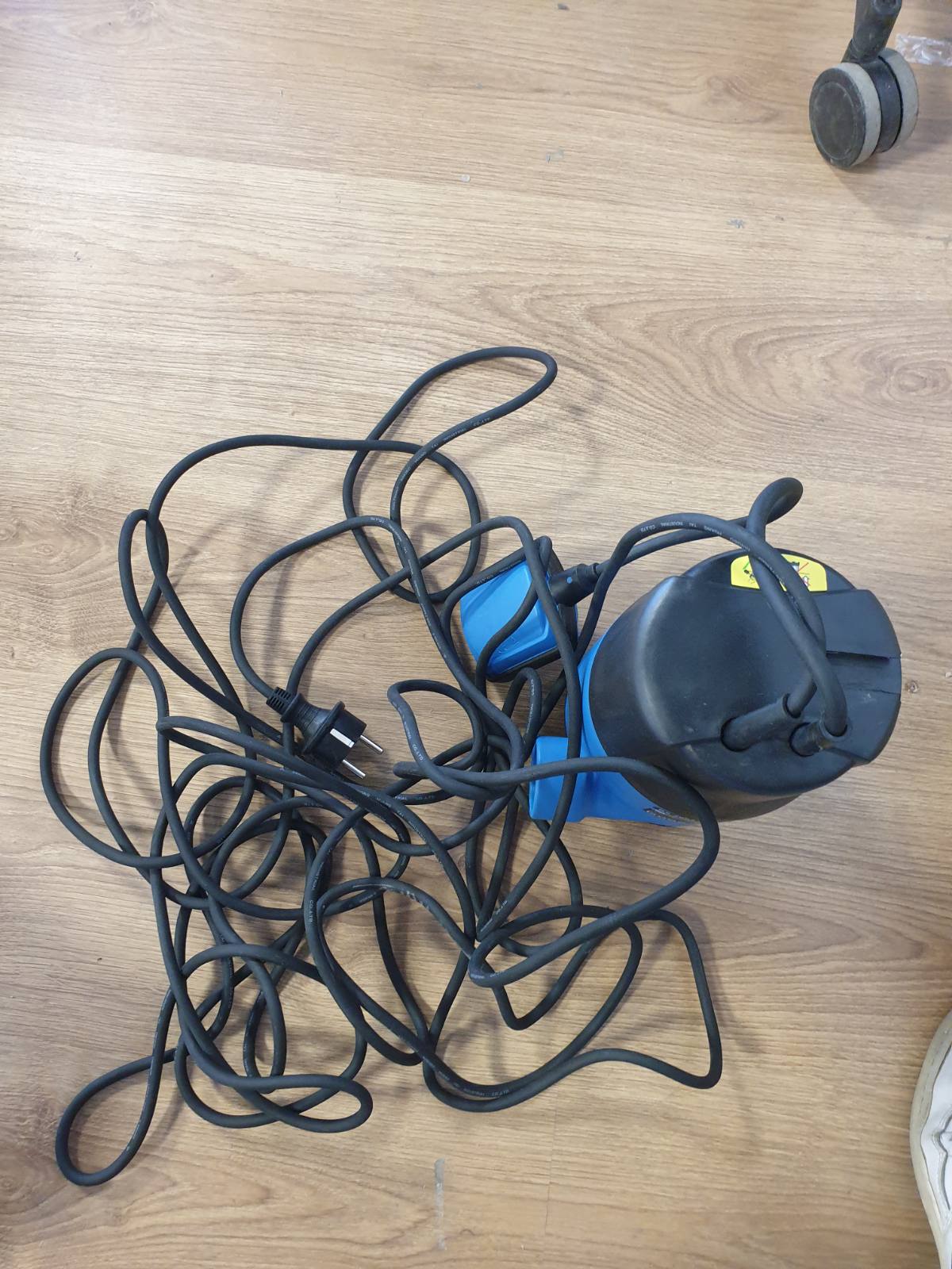 322361 - GÜDE GS 4002 P POMPË ZHYTËSE PËR UJË TË NDOTUR (400 W, 7500 L/ORË, KOKË MAKSIMALE 5 M, THELLËSI MAKSIMALE 4 M, HELIKË NORYL, KABLLLO 10 M, ÇELËS NOTUES ME RREGULLIM, MBROJTJE TERMIKE)