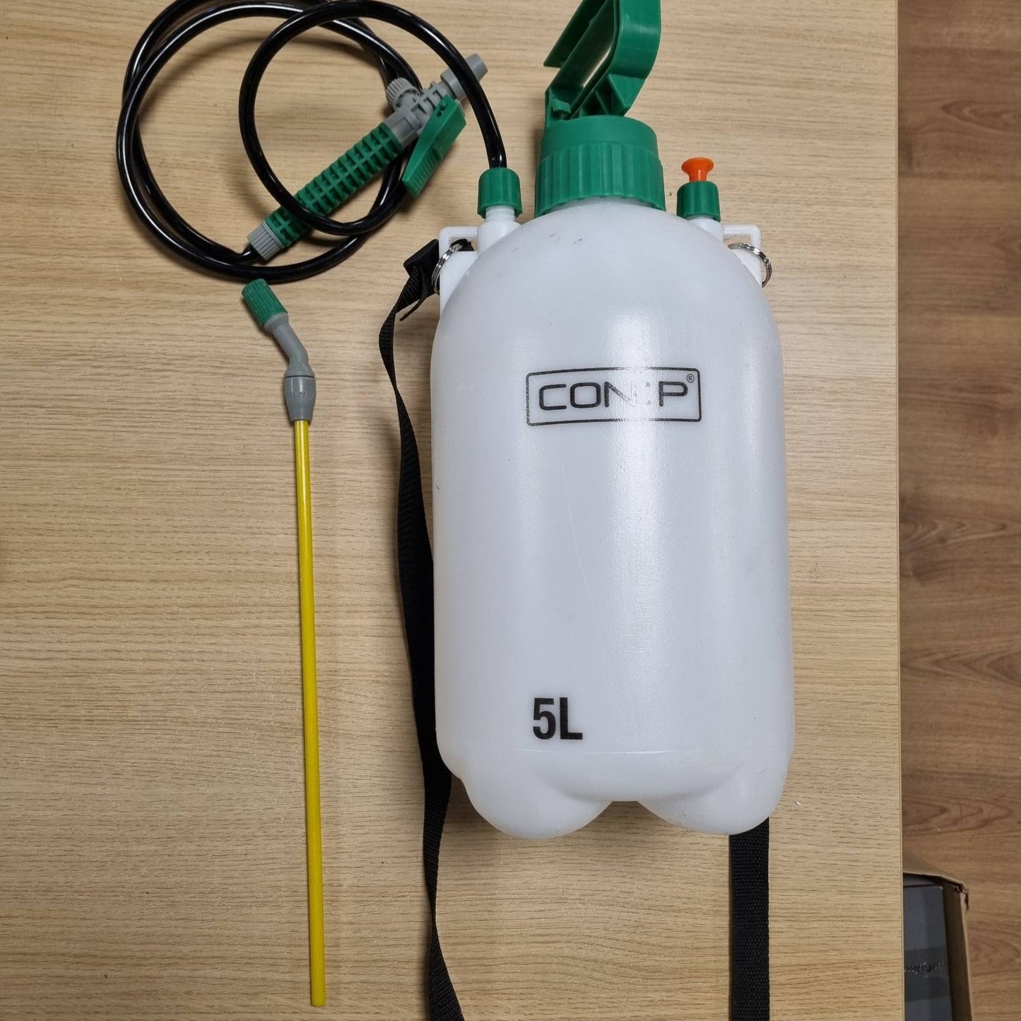 322491 - CON:P Spërkatës Kopshti Pompë Dore 5 L - Jeshile / E Bardhë - E bërë nga Plastikë me Cilësi të Lartë - Pompë me Rrjedhje të Lëvizshme - Grykë e Rregullueshme