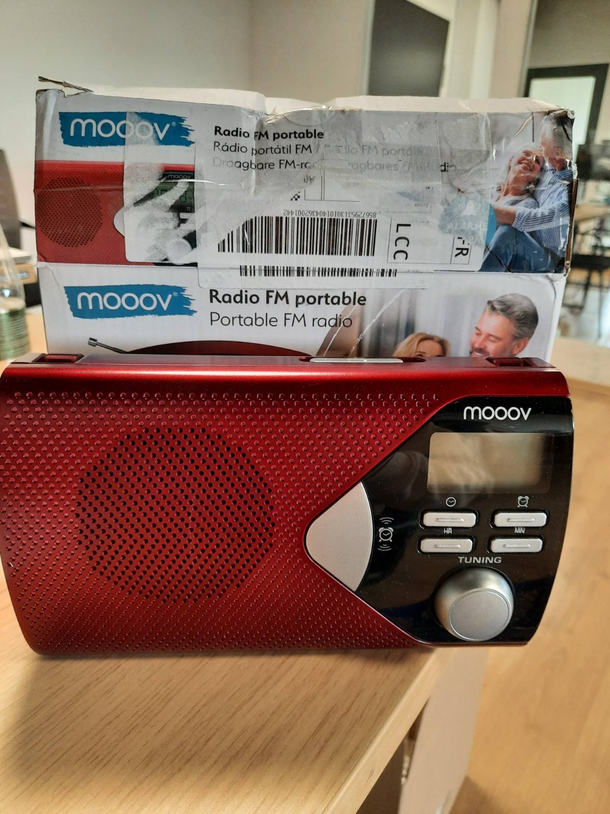 309000 - MOOOV Radio FM/AM Portative me Bateri 477201, Akordues Dixhital, Dorezë Mbajtëse e Palosshme, E Lehtë për t’u Përdorur, Funksion Ore dhe Alarmi, Funksionon me Rrjet ose Bateri - E Kuqe