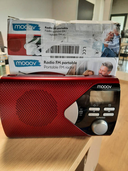 309000 - MOOOV Radio FM/AM Portative me Bateri 477201, Akordues Dixhital, Dorezë Mbajtëse e Palosshme, E Lehtë për t’u Përdorur, Funksion Ore dhe Alarmi, Funksionon me Rrjet ose Bateri - E Kuqe