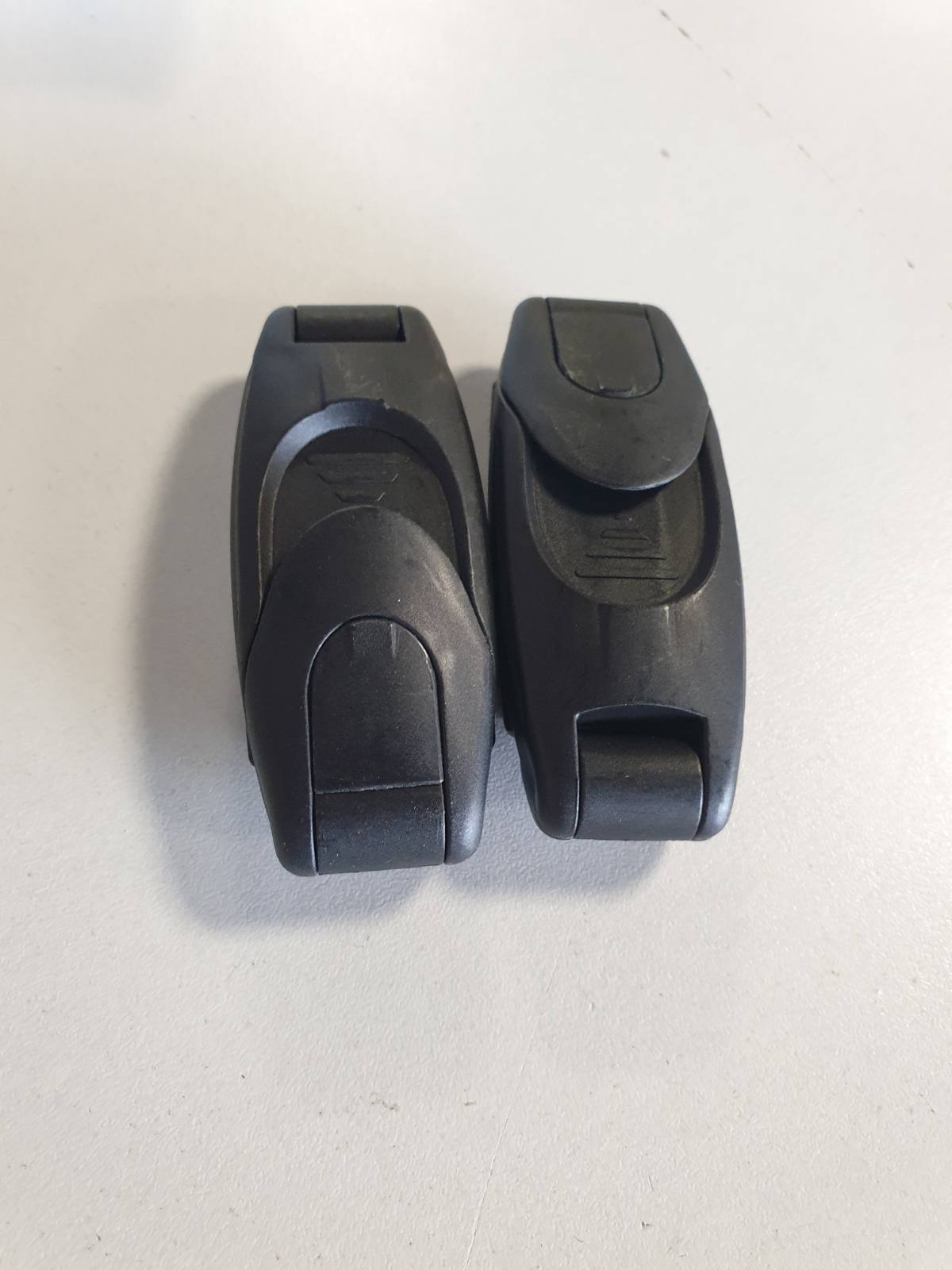 318752 - QWORK® Kapëse universale për rripin e sigurimit të makinës, 2 pjesë, rregullues të qëndrueshëm të rripit, Materiali PP