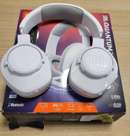 272990 - JBL QUANTUM 360, Kufje për Lojëra pa tel, Mikrofon të shkëputshëm, Heshtje, 2.4 GHz, Bluetooth, Kohëzgjatje luajtjeje 22 orë, Të pajtueshme me shumë platforma, Të bardha