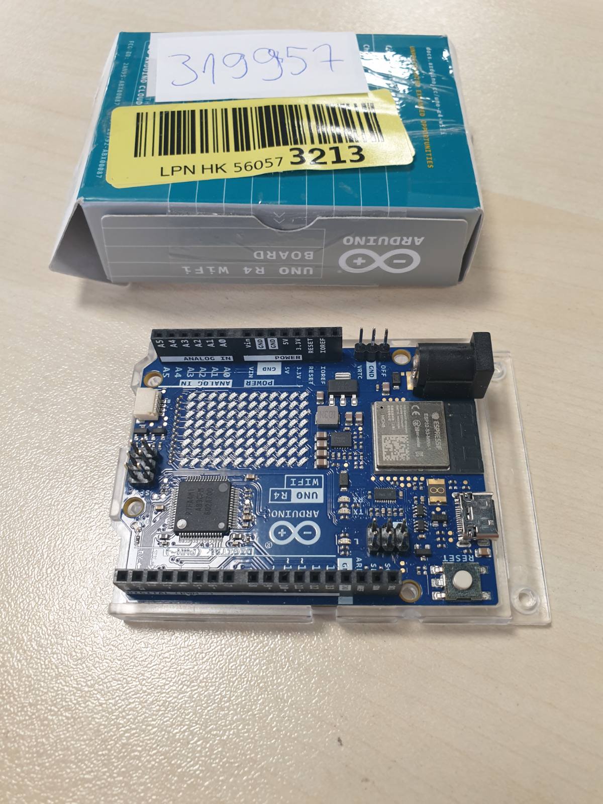 319957 - ARDUINO UNO R4 WIFI [ABX00087] - PLLAKË ZHVILLIMI ME MIKROKONTROLLUES ARM CORTEX-M4 DHE WIFI TË INTEGRUAR, IDEALE PËR PROJEKTE IOT, AUTOMATIZIM DHE APLIKACIONE TË LIDHURA ME ARDUINO IDE.