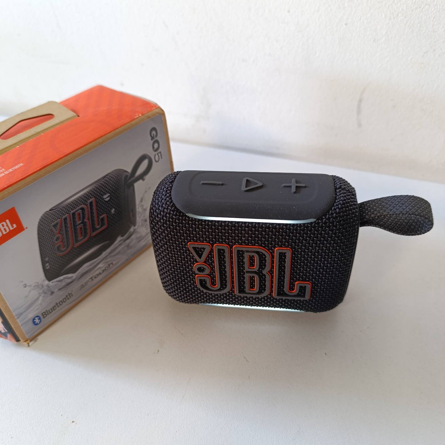 273151 - JBL GO 5 Altoparlant Ultra-Portativ Bluetooth me Tingull të Madh JBL Pro dhe Bas të Fuqishëm, Çiftim AirTouch, Dizajn i Papërshkueshëm nga Uji dhe Kohëzgjatje 10-Orë Luajtjeje, i Zi