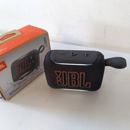 273151 - JBL GO 5 Altoparlant Ultra-Portativ Bluetooth me Tingull të Madh JBL Pro dhe Bas të Fuqishëm, Çiftim AirTouch, Dizajn i Papërshkueshëm nga Uji dhe Kohëzgjatje 10-Orë Luajtjeje, i Zi