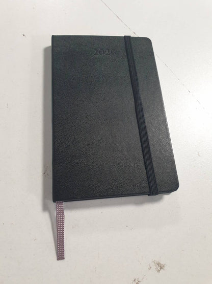 274001 - MOLESKINE Planifikues Javor, Axhendë Javore 2026 (12 muaj) me hapësirë për shënime, kapak të butë dhe mbyllje elastike, madhësi xhepi 9x14 cm, e zezë